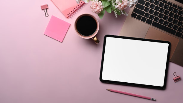 模拟数字平板电脑，笔记本电脑和供应在粉红色的背景。图片下载
