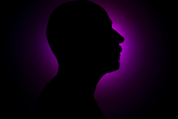 丁香背景下男子头部特写剪影。图片下载