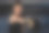 特写照片美丽的女拳击手练习她的拳头与金拳击手套图片下载