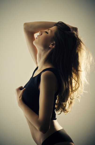 美丽诱人的女人在黑色图片下载