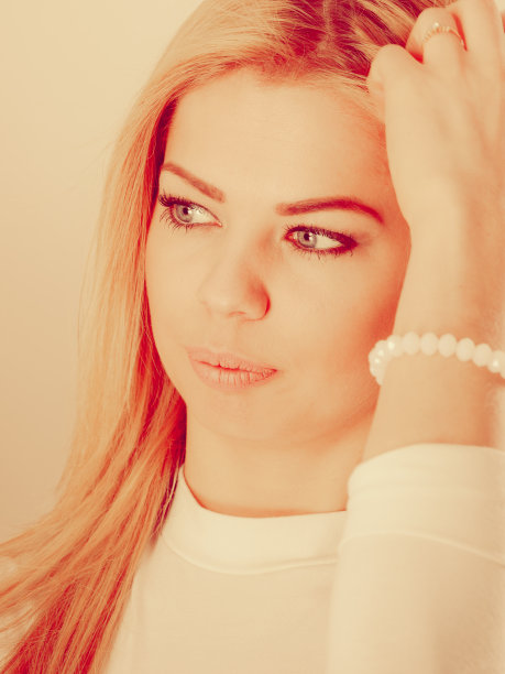 金发女郎的肖像。图片下载