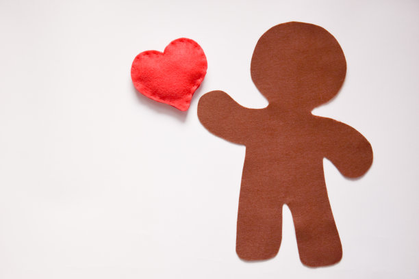 一个人的剪影，手里拿着一颗心图片下载