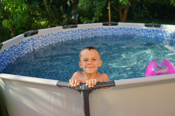 从游泳池往外看。夏季户外活动。刷新程序。图片下载