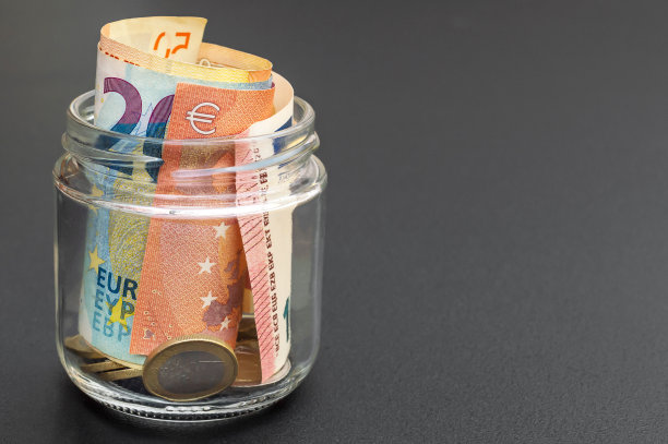 玻璃罐里的欧元纸币和硬币。储蓄的概念。图片下载