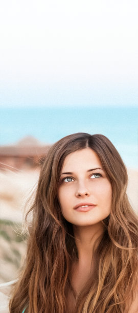 美丽，健康和夏季肖像。美丽的年轻女子，长长的黑发，快乐的褐发微笑，蓝色的大海在背景图片下载