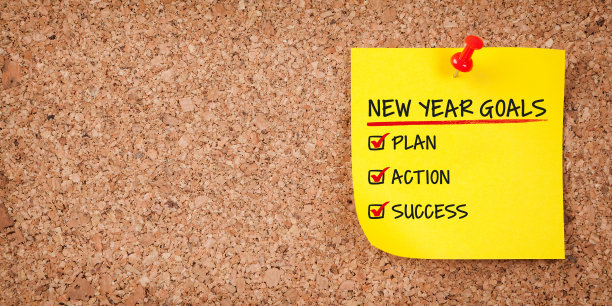 软木板上写着黄色的新年目标和红色的图钉图片下载