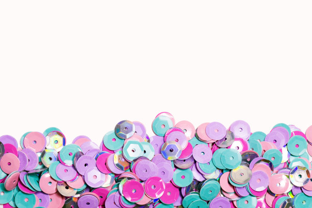 白色背景上的彩色亮片图片下载