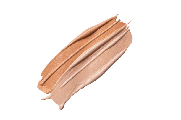 液体粉底涂抹隔离在白色背景上。图片下载
