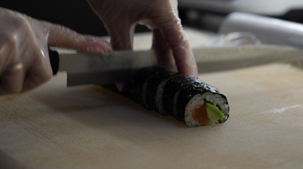 厨师在餐厅用刀切寿司图片下载