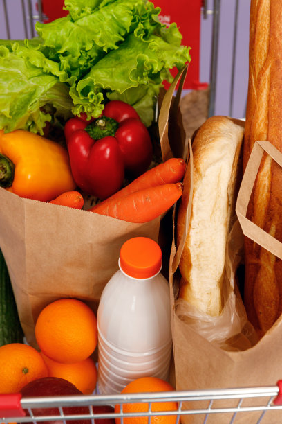 购物车里装满了各种各样的产品。孤立概念形象的购物与复制空间。图片下载