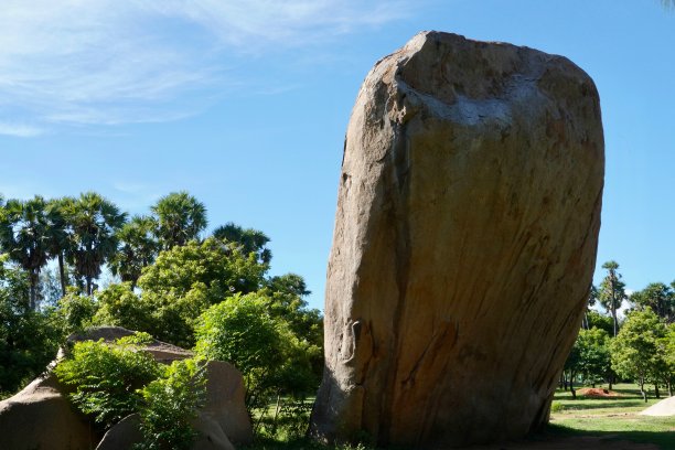 蓝色天空背景下的巨大花岗岩。巨大的岩石倾斜。图片下载