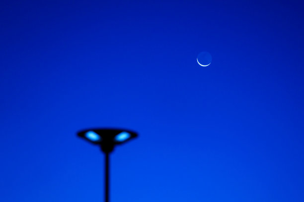 夜晚的月亮和蓝天。图片下载
