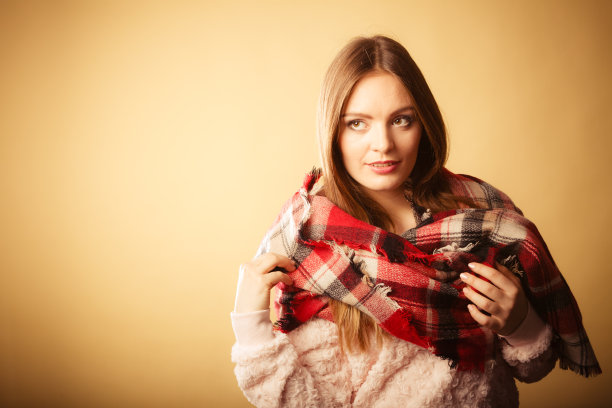 女人披着毛格围巾保暖秋装图片下载