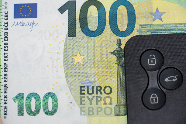 黑色自动钥匙成堆的欧元票据，抵押贷款或支付图片下载