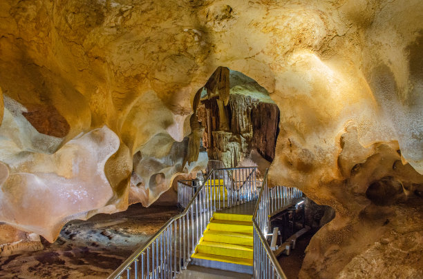 古老荒凉的定居点和洞穴图片下载