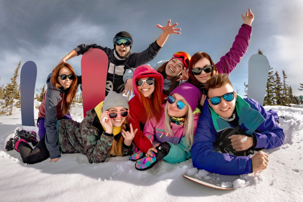 冬天的周末，朋友们一起坐在雪地里滑雪图片下载