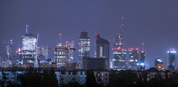 市中心全景，夜晚的现代欧洲城市图片下载