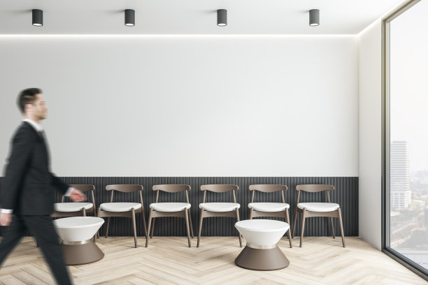 商人走进创意办公室接待室内，全景城市景观，空的模拟地点在墙上和家具。设计，等候区和工作场所的概念。图片下载