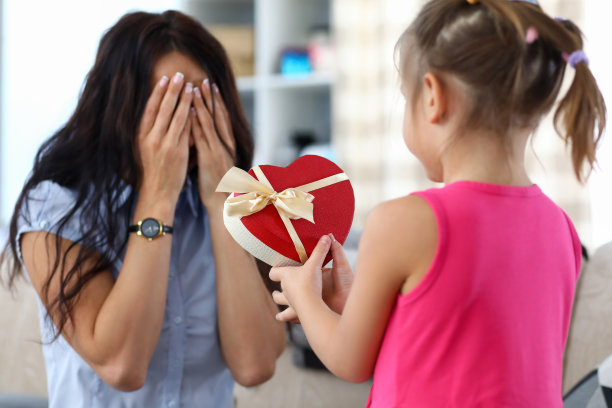 可爱的小女孩给妈妈送生日礼物图片下载