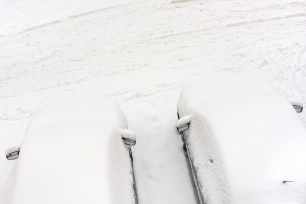 大雪过后，积雪覆盖了汽车图片下载