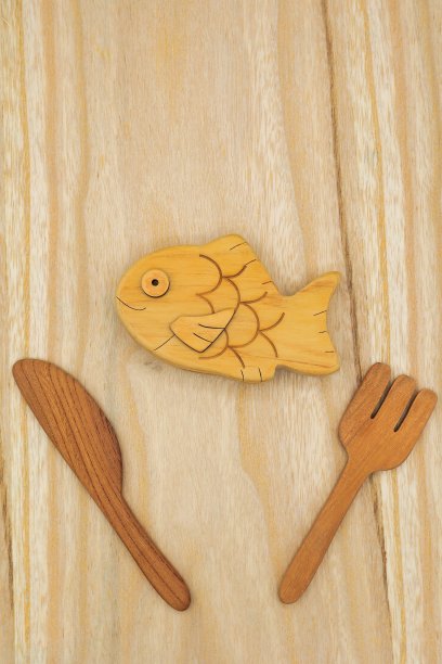 可爱的木制厨房杂品放在砧板上图片下载