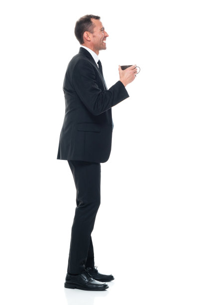 白人男性，穿着职业装，拿着咖啡杯站在白色背景前图片下载