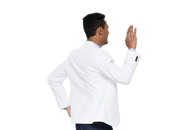 非裔美国人种族男性，穿着衬衫站在白色背景前图片下载