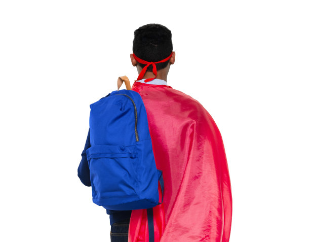 非裔美国人种族男英雄戴着眼罩在白色背景前慢跑图片下载