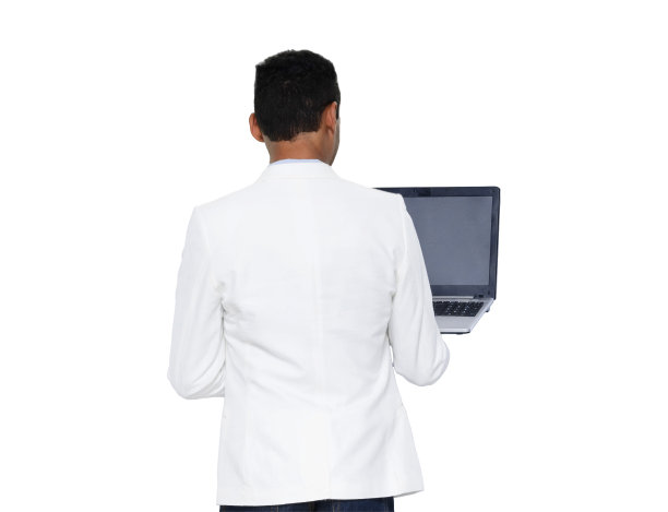 非洲裔年轻男性，穿着运动夹克，站在白色背景前使用电脑图片下载