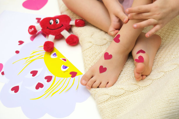 孩子们玩着胶带纸，用太阳和爱心制作有趣的卡片图片下载