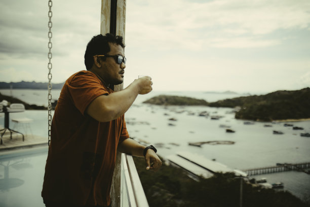 亚洲男人站在咖啡馆喝咖啡图片下载