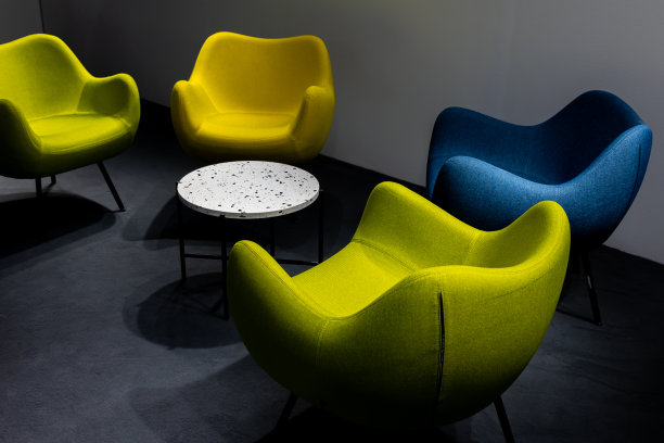 大流行期间一个空的会议场所。会议场所的彩色办公椅。缺乏的人。图片下载