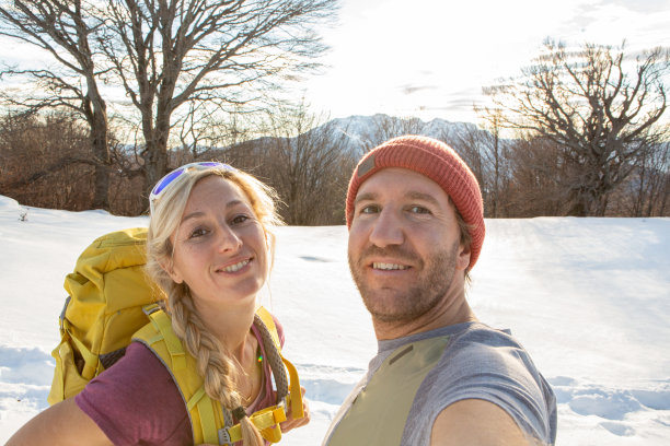 情侣徒步旅行自拍，冬季徒步探险图片下载