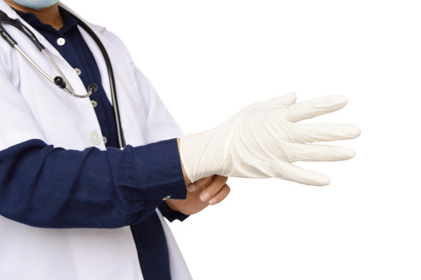 从一名女士或女性或女医生的水平照片上剪下来，穿着深蓝色衬衫，白色的实验服，听诊器准备好了，她的手戴着手术手套，隔离在白色的背景与文本的复制空间图片下载