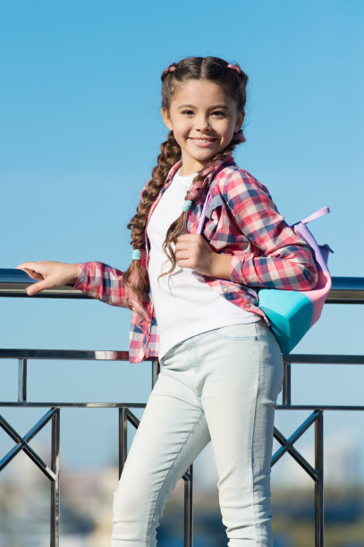 对青少年活动。度假和休闲。儿童周末活动。城市追求娱乐。休闲娱乐的想法。事件概述。休闲的选择。自由时间和休闲。女孩的城市背景图片下载