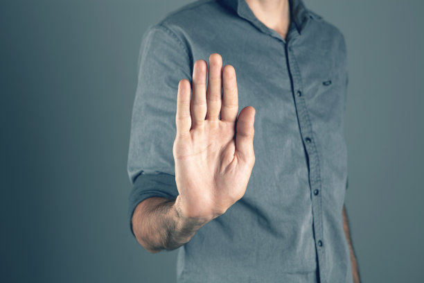 有人用手示意停止图片下载