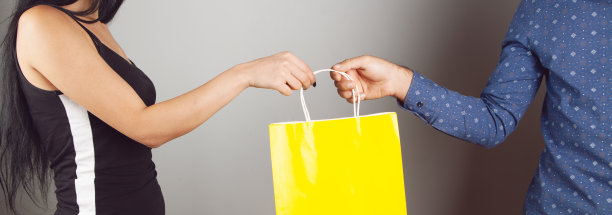 一个男人给一个女人一个礼物袋图片下载