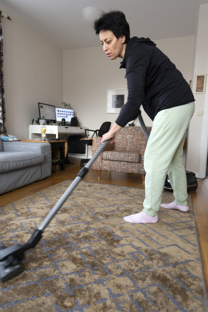 女人在打扫房子图片下载