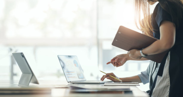 商务女性团队在办公室工作，桌上放着文件，做计划分析财务报告。图片下载