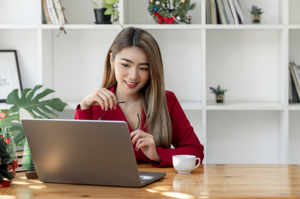 美丽的女商人微笑着她成功的业务在办公室。图片下载