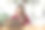 美丽的女商人微笑着她成功的业务在办公室。图片下载
