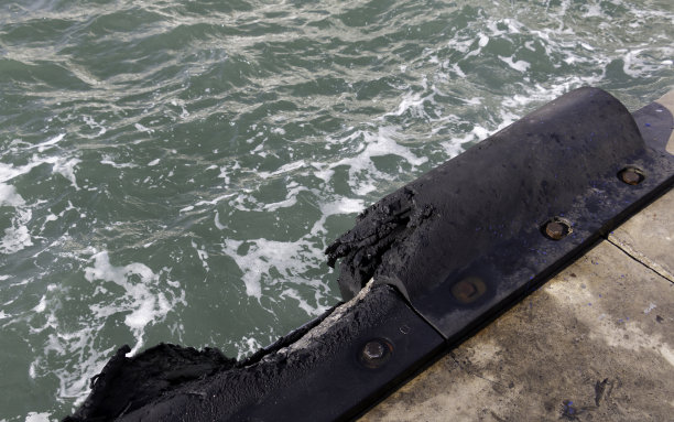 船坞的橡胶挡泥板损坏图片下载