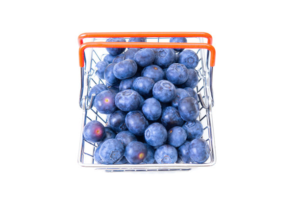 杂货店的购物篮里装满了蓝莓图片下载
