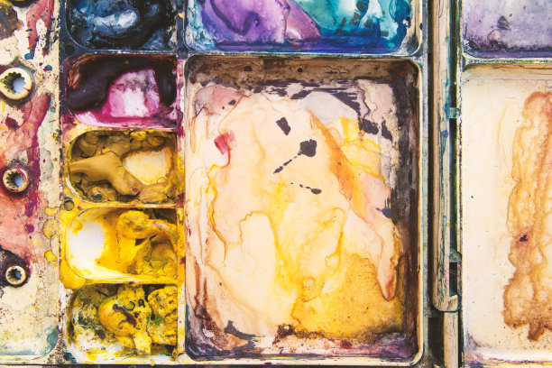 艺术家的水彩调色板。在油漆混合室中使颜色干燥图片下载