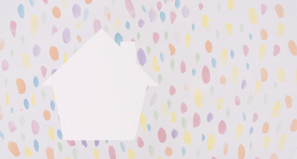 白色的房子形状和彩色的圆点。无家可归者住房和家庭保护保险概念，国际家庭日，寄养家庭照顾，孩子和家庭。图片下载