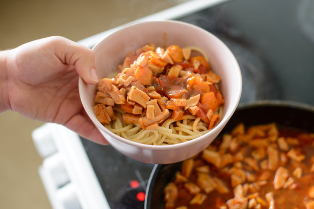 家庭主妇为全家做美味的晚餐图片下载