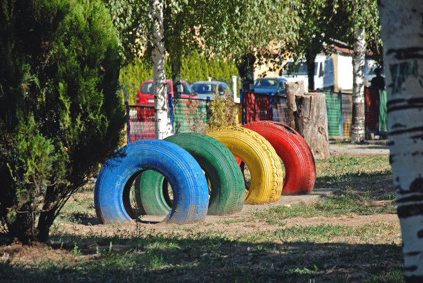 幼稚园院子里油漆汽车轮胎作为装饰和玩具图片下载