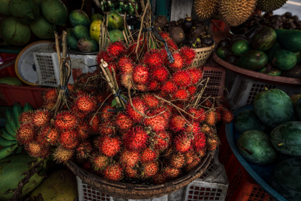 泰国的水果店。印度尼西亚巴厘岛的水果市场。亚洲的街头集市。在泰国市场销售新鲜水果和蔬菜。巴厘岛大街上的一家小杂货店图片下载