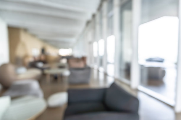 模糊的酒店或办公楼大堂，模糊的背景室内视野朝向接待大厅，现代豪华的白色房间空间，模糊的走廊和建筑玻璃幕墙窗户图片下载