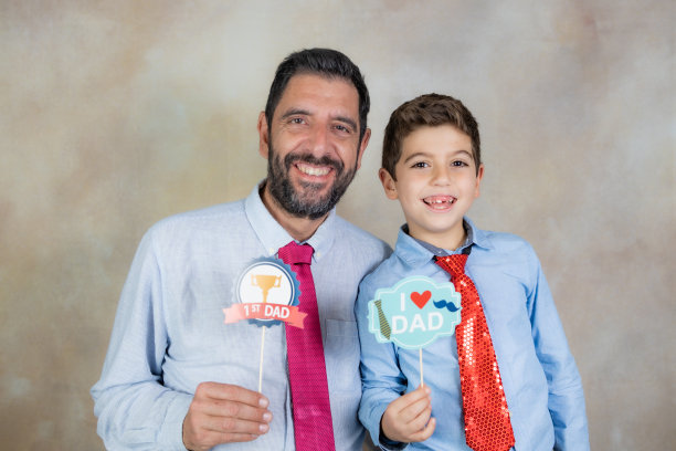 父亲和儿子庆祝父亲节图片下载